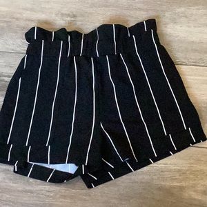 Paper bag shorts, with pockets black and white.